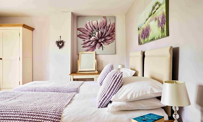 Onnen Fawr Farmhouse Twin Bedroom
